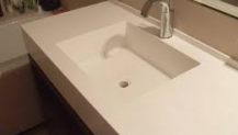 Раковины из искусственного камня в ванной комнате